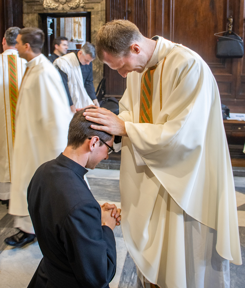 Br. Sebastian Jasiorkowski empfängt den Primizsegen von P. Johannes Paulo Jäger LC