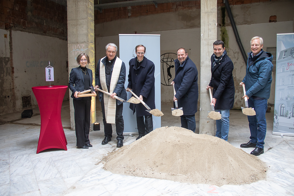 Spatenstich fürs neue Zentrum Johannes Paul II. in der Praterstraße (von links): ZJPII-Projektmanagerin Annalena Meixner, Bischofsvikar Dariusz Schutzki, Zentrumsleiter Pater George Elsbett LC, Bezirksvorsteher Alexander Nikolai, Bereichsleiter Christian Los von der Baufirma Böhm, Architekt Johannes Pesendorfer.        